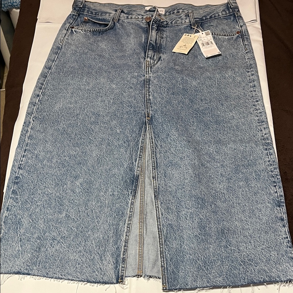 Women’s Plus Size Front Slit Blue Denim Skirt.